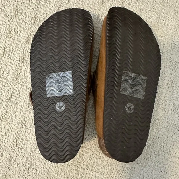 Universal Thread Clogs - Picture 4 of 4